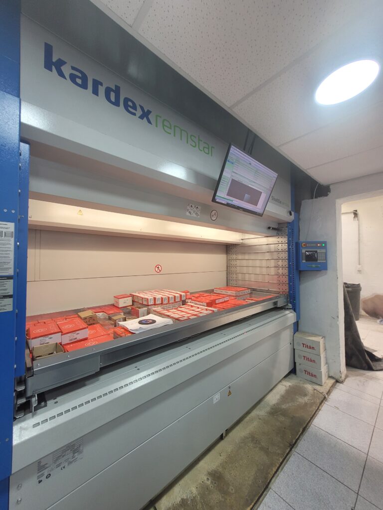Equipo VLM Kardex con capacidad de bandejas hasta 1.000 kilos